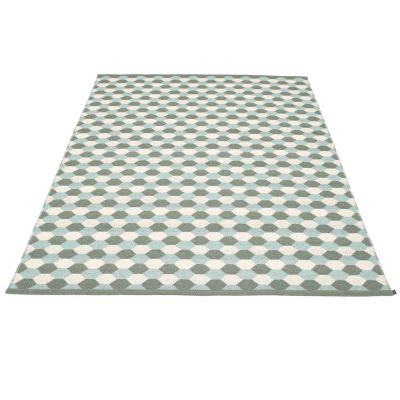Pappelina Kunststoffteppich Dana 180x275 cm mit geometrischem Muster in Grün, Weiß und Blau.